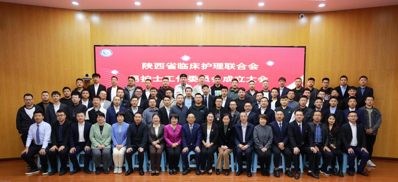 礼堂里有许多人描述已自动生成 礼堂里有许多人描述已自动生成