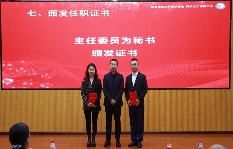 人站在屏幕前中度可信度描述已自动生成 人站在屏幕前中度可信度描述已自动生成