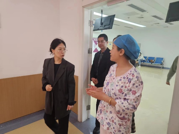 一些人站在室内中度可信度描述已自动生成 一些人站在室内中度可信度描述已自动生成