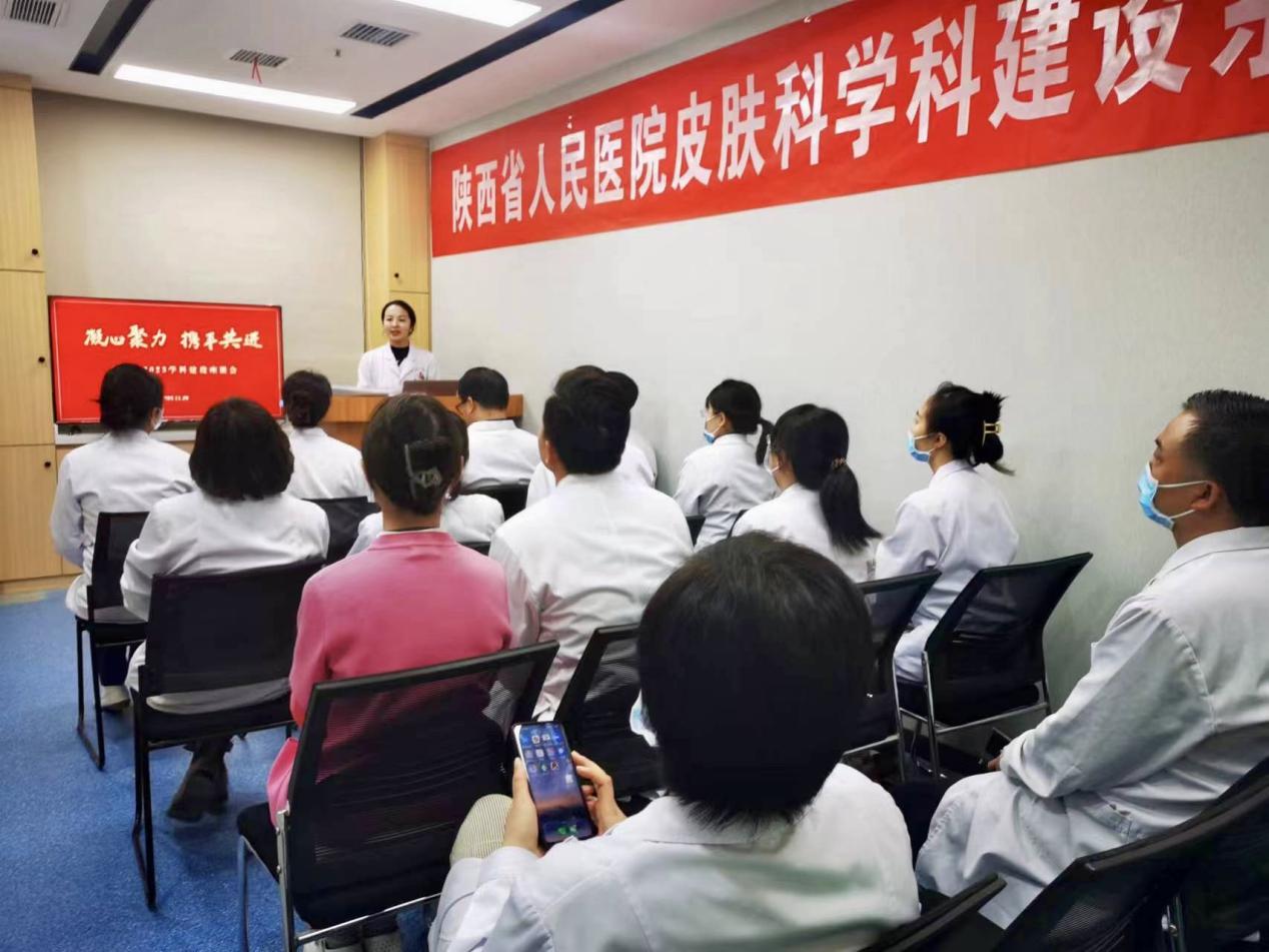 会议室里的人们描述已自动生成