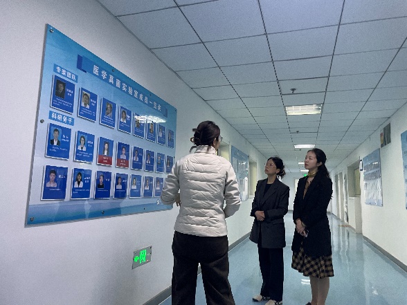 男人和女人站在墙边低可信度描述已自动生成 男人和女人站在墙边低可信度描述已自动生成