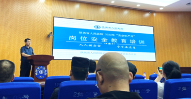 图片包含 人, 室内, 小孩, 人们描述已自动生成