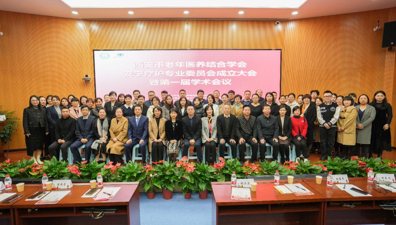 一群人站在餐厅里中度可信度描述已自动生成