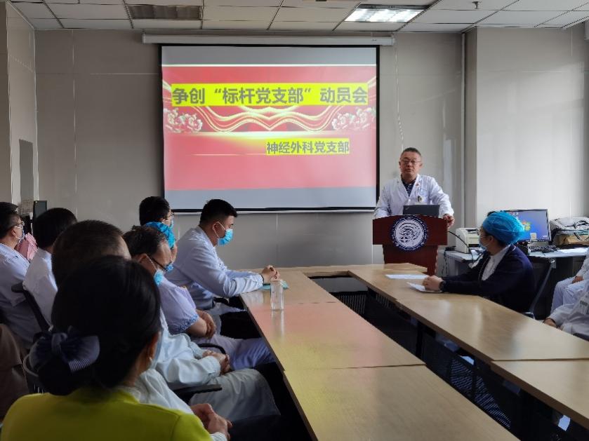 会议室里的人们描述已自动生成 会议室里的人们描述已自动生成