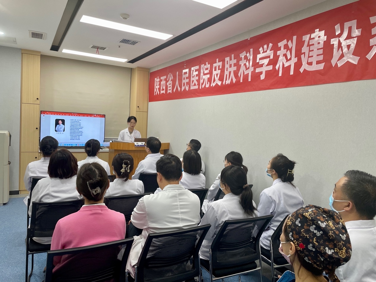 一群人在开会描述已自动生成